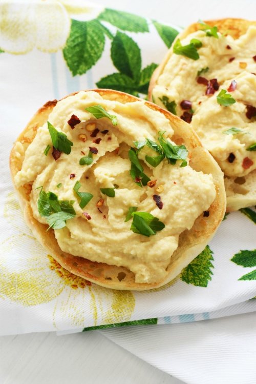 Fresh & Quick Garlic Hummus Best Crafts and Recipes